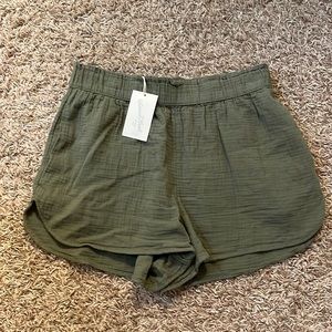 Universal thread green gauze elastic shorts